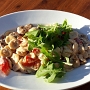 7.7.2018<br />ORECCHIETTE DI MANZO AL LIMONE<br />(PASTA FRESCA, RINDERFILET, PAPRIKA, RUCOLA, ZWIEBELN,<br />KNOBLAUCH, MASCARPONE-ZITRONENSAUCE, PICCANTE) in der L_Österia in Braunschweig. 12 €.<br />Bestellt hatte ich allerdings ohne Paprika, was der Kellner wohl nicht gerafft hat. Insgesamt recht geschmacklos, ich musste erstmalig in einer Osteria nachwürzen.<br />Hab ich vor 2 Jahren in der Bochumer Osteria schon gegessen und da war es sehr lecker. Liegt also wohl am Lokal.....