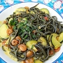 31.7.2018<br />Tagliolini Neri Delizia in der L'Osteria im Ruhrpark<br />Schwarze dünne Bandnudeln mit Shrimps und Zucchini in Safran-Sahnesauce<br />10,50 € - lecker, auch wenn es ein bißchen komisch aussieht. <br />