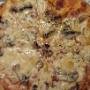 8.8.2018<br />Pizza Funghi vom Nikolaus Grill-Pizza Haus in Langendreer. Wenn alle anderen Läden geschlossen haben probiert man mal etwas Neues aus. Akzeptable Pizza, kann man häufiger essen wenn es nichts anderes gibt.....