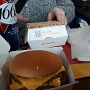 1.1.2019<br />Double Cheeseburger bei McDonalds im Genève Aéroport.<br />Wir hatten noch ein paar Franken übrig, die irgendwie weg mussten. Sonst gäbe es keine  Entschuldigung für dieses Mahl....<br />4,90 CHF