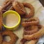 19.9.2018<br />GIANT ONION RINGS bei TGI Friday's in Memphis/TN<br />1190 CALORIES*<br />lecker, haben aber etwas zu lange in der Friteuse geschmort.<br />Beim nächsten Mal nicht mehr bestellen weil es zusammen mit einer Hauptmahlzeit zu viel wird. <br />