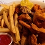 21.9.2018<br />Seafood Platter im Walnut Hills Restaurant in Vicksburg/MS<br />Fried or grilled catfish, Gulf shrimp, oysters, and one crab cake<br />27 $. Lecker, hätte aber mit einer Saucce besser gemundet