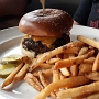 31.1.2019<br />BBQ BACON CHEDDAR BURGER im Yard House in Miami Beach<br />applewood smoked bacon, rum bbq sauce, garlic aïoli, fries.<br /><br />14,25 $ - 1,170 cal, fries 360 cal
