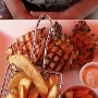 11.2.2019<br />Kip & Karbonade im EL Mexican Grilll am Mambo Beach in Curacao<br />Gegrilde Kipfillet en porkchop met fries.<br />NFL 29,95