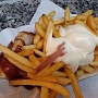 27.7.2019<br />Currywurst/Pommes/Mayo im Bratwursthäuschen im Bermuda3Eck. Die beste und berühmteste Currywurst der Welt.
