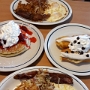 29.12.2019<br />BUILD YOUR CREPE COMBO im IHOP Fort Lauderdale/FL<br />Make your new sweet crepe combo as special as you like.<br />Mitte links: New York Cheesecake Pancakes filled with cheesecake bites & topped with glazed strawberries<br />Mitte rechts: Italian Cannoli - filled with sweet Ricotta Creme & Chocolate Pieces topped with crunchy cannoli pieces, chocolate chips and crowned with whipped topping.<br />je $9.29 incl. 2 Eggs, Bacon & Hash Browns<br />800 - 1130 CALS