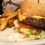01.01.2020<br />ALL-AMERICAN CHEESEBURGER  im Texas Roadhouse in Florida City/FL<br />Our classic burger made from a 1/2 lb. of fresh ground chuck and topped with American cheese. Served on a toasted, Texas-sized bun with lettuce, tomato, along with steak fries and a pickle spear on the side.<br />9,95 $ - sehr lecker, einer der besten Burger, die Uli jemals gegessen hat.