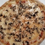 21.06.2020<br />Pizza Funghi von La Manufacture am Langendrerer Markt. Lecker, geschmacklich ähnlich wie bei Vesuvio