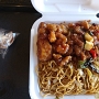10.5.2022<br />2 Items Plate bei Panda Express in Los Angeles<br />Orange Chicken, Kung Pao Chicken und Noodels<br />Mal nicht im Kofferraum des Wagens, sondern im Laden gegessen. Draussen war es zu windig.