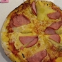 11.5.2022<br />Mittagessen bei Sammy's Woodfired Grill & Pizza im Terminal 3 im Las Vegass Airport.<br />Royal Hawaiian Pizza - fresh golden Pineapple, Canadian bacon , house-made tomate sauce. <br />Mit geröuchertem schinken, mal was anderes - und die Ananas war in flache Scheiben geschnitten, sodass man sie überhaupt nicht geschmeckt hat. Immerhin bin ich satt geworden für 24,55 $ inkl. Tip. <br />Das sind knapp 50 Mark für eine Pizza und 2 Gläser Eistee.....<br />