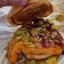 20.5.2022<br />Wenn in der Nähe des Motels alles geschlossen hat musst du in dem einzigen Laden etwas essen, der geöffnet hat. Wimpy in Anchorage/AK<br />Das soll ein Hot Chicken Sandwich sein. <br />Spicy Chicken, Pepper Jack Cheese, Hot Honey, Applewood Smoked Bacon, Crunchy Dill Chips.<br />Schmeckte sogar besser als es aussah, aber nicht viel besser. Hauptsache ich verhungere nicht und bald zuhause mit Uli gibt es wieder was richtiges auf die Gabel. 