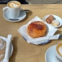 20.06.2022<br />Cafe con leche, Mini Ensaimada, Quadrado Cartagno<br />7,25 € in der Pedregal Cafeteria Cartegena