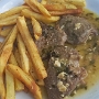 16.8.2022<br />Sofrito im Cafe Kanoni am Flughafen in Korfu<br />Traditional Corfu recipe with beef & sauce of garlic, parsley, white wine & vinegar. 11 €<br />lecker