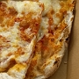 17.8.2022<br />Pizza Margarita im Terminal am Flughafen in Santorini.<br />Gut zu essen, wenn auch recht geschmacklos.<br />6,90 €