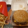 31.03.2023<br />Double Quarter Meal bei MCD im Bangkok Suvarnabhumi Airport<br />365 Baht = 9,89 €. Im internationalen Teil des Airport ist es bedeutend teuer als im Nationalen.
