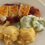 12.8.2023 - ALTENBOCHUMER SCHNITZEL VOM EICHENHOF SCHWEIN, serviert vom Strätlingshof<br />Senf | Preiselbeeren | Brie de Meaux | Rahmgurken | Kartoffelpüree - 12,50 €