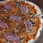 Pizza Prosciutto e Funghi in der L'Osteria im Düsseldorfer Flughafen. Preis mit 0,5 l Cola: 21 €