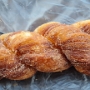 15.03.2024 - Sugar pasted twisted stick von Ans Bakery in der Lotte Mall am Gimpo Airport - 3.200 KRW = 2,21 €