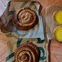 31.03.204 - Frühstück. 2 Cinnamon Danishes, 1 Caffee Latte und 2 egg tarts