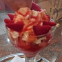 05.06.2024 - Erdbeer Becher - gem. Vanille und Erdbeereis, frische Erdbeeren, Sahne und Erdbeersoße im Eiscafe Venezia im Ruhrpark - 9,50 € - das sind 19 Mark
