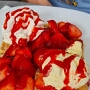 03.09.2025 - Waffel Erdbeer mit Erdbeeren, Erdbeersoße, Sahne und Vanilleeis im Eiscafe Venezia im Ruhrpark - 8,50 €