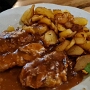 05.02.2025 - Schweinemedaillons "Samobor" im Scheunentor in Witten - mit Knoblauchsauce und Bratkartoffeln - 20,50 €