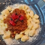 29.10.2025 - Hausgemachte Gnocchi mit Ragù (Rindfleisch mit Tomate) - bei Leon's Loft am Airport Zürich - 26 CHF = 29,02 € = 54,80 DM - dazu 0,5 l Wasser und 1x Schoggi - insgesamt waren 38 CHF = 40,96 € = 90,11 DM auf der Rechnung.