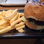 18.11.2025 - Cheeseburger mit Fries bei Jack's Cafe im Superfood Center in Noord/Aruba - 7,40 $