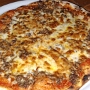 19.11.2025 - Bolognese Pizza bei Papiamia in Palm Beach/Aruba - 19 $<br />Light tomato sauce, bolognese meat spread, Belgioioso mozzarella cheese and bon bini cheese Topped off with fresh grated parmesan cheese
