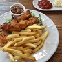 26.11.2025 - Sate & Fries bei Jack's Cafe im Superfood Center in Noord/Aruba - 8,29 $ = 7,15 €