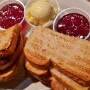 12.03.2025 - Toast und Marmelade in Siegel's 1941 Restaurant im El Cortez Hotel in Las Vegas - 19 $ minus 50 % Discount