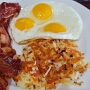 22.03.2025 - Full House Breakfast - 3 eggs, bacon, has browns - im Cafe Aquarius - 15 $