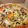 22.03.2025 - geschmacklose build your own Pizza Mushrooms bei Pin Up Pizza im Harrah's Casino in Laughlin/NV - 14,25 € inkl. 15 % Tip, den man bei Zahlung mit Kreditkarte nicht entfernen konnte. Trinkgeld für eine Frau, welche die Bestellung aufgenommen hatte.