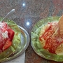 15.04.2025 - links Spaghetti Erdbeer, Vanilleeis, frische Erdbeeren, Erdbeersoße und weisse Raspelschokolade 9,50 € -  rechts Spaghetti Classico - VAnilleeis, Sahne, Erdbeersoße und weisse Raspelschokolade im Eiscafe Venezia im Ruhrpark - 8.50 €