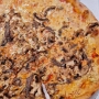 19.04.2025 - 31.08.2025 - Pizza mit Pilzen und Sardellen von der La Manufacture