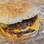 05.02.2026 - Cheeseburger mit Tomatoes und Pickles bei den Five Guys in Pompano Beach. 12,19 $ plus 3,19 $ für ein Becher Regular Soda, refillbar. Inkl. des Burgers auf der nächsten Seite 29,50 $ = 25,02 €