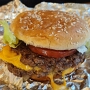 05.02.2026 - Cheeseburger mit Tomatoes, Mayo, Ketchup, Lettuce und grilled Onions bei den Five Guys in Pompano Beach.