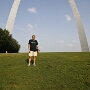 Gateway Arch - wenn m,an einen Ami fragt, ob er mal nen Foto machen kann. Alles Wichtige ist drauf, viel Wiese