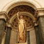 Die Frauenstatue im Innern verkörpert die Republik Kuba. Sie wurde von dem italienischen Bildhauer Angelo Zanelli entworfen. Als Modell diente ihm Lily Válty, eine Frau aus Havanna.<br /><br />