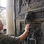 Die mächtigen Eingangstore aus Bronze sind mit Reliefs geschmückt, auf denen die gesamte Geschichte Kubas von der Eroberung 1492 durch Christoph Kolumbus bis zum Zeitpunkt der Erbauung des Kapitols dargestellt ist. Nach dem Sturz des verhassten Diktators Gerardo Machado 1933 durch eine Volksbewegung wurden alle Hinweise auf ihn von der aufgebrachten Bevölkerung unkenntlich gemacht.