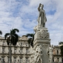 José Julián Martí y Pérez (* 28. Januar 1853 in Havanna, Kuba; † 19. Mai 1895 in Dos Ríos, Kuba) war ein kubanischer Poet und Schriftsteller und gilt als kubanischer Nationalheld und Symbol für den Unabhängigkeitskampf des Landes. Aus dem Exil organisierte Martí den politischen und militärischen Kampf gegen die spanische Kolonialmacht. Zusammen mit den kubanischen Tabakarbeitern in Florida/USA gründete er 1892 die Partido Revolucionario Cubano (Kubanische Revolutionspartei) und brachte die wichtigsten militärischen Führer des Guerillakrieges von 1868-1878, Máximo Gómez und Antonio Maceo, dazu den Kampf gegen Spanien wieder aufzunehmen.<br /><br />1895 kehrte José Martí nach Kuba zurück, um am Unabhängigkeitskrieg gegen Spanien teilzunehmen. Am 19. Mai dieses Jahres fiel er in Kämpfen bei Dos Rios in der damaligen Provinz Oriente.<br /><br />Sein Konterfei ist neben Che das meistgesehene in Cuba. Er erinnert mich an den jungen Karl May.....