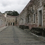 Castillo de los Tres Reyes del Morro<br />Die Festung wurde ab 1589 von der spanischen Kolonialmacht nach einem Entwurf des italienischen Architekten Juan Bautista Antonelli errichtet. Sie sollte die Stadt vor Piratenangriffen schützen. Die Bauarbeiten dauerten bis 1630, ehe die Errichtung der großen Anlage vollständig beendet war. Zuvor befanden sich am gleichen Ort zwei Aussichtsposten, die 1563 durch einen steinernen Turm ersetzt worden waren.<br />Lange galt das Castilloals uneinnehmbar, doch 1762 musste sich seine Besatzung nach zweimonatiger Belagerung im Siebenjährigen Krieg ergeben. Zuvor war die Anlage durch Dauerbeschuss und eine Pulverexplosion stark beschädigt worden. Durch den Pariser Frieden von 1763 kamen Havanna und seine Festungen wieder unter spanische Herrschaft, was einen Wiederaufbau des Castillos zur Folge hatte.