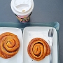 30.03.2024 - Frühstück um 14:21 bei Starbuchs an der Avenjue of Stars. 2 Cinnamon Rolls und 1 Caffe Latte venti 101 HK$ =<br />War ganz lustig, der Bestellannehmer fragte mich nach meinem Namen und ich sagte Humphrey. Er schaute mich an und wusste nicht weiter. Dann fragte er ob ich das buchstabieren könnte. Das hab ich H-U-M-P-H-R-E-Y und er hat es irgendwie halbwegs richtig hingekriegt. Der name wird dann nicht per Filzstift auf den Kaffeebecher  geschrieben sondern per Ausdruck aufgeklebt