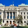 Das Indiana Statehouse ist das State Capitol des US-Bundesstaates Indiana. Es beherbergt die Indiana General Assembly, den Gouverneur von Indiana, den Obersten Gerichtshof und weitere Vertreter des Staates. Es befindet sich in der Hauptstadt Indianapolis an der West Washington Street 200. Das Gebäude aus dem Jahr 1888 ist das fünfte Regierungsgebäude in der Geschichte Indianas.<br /><br />Besucht am 29.7.2007 - 30.9.2018<br />Volker's 35. Capitol<br />Uli's 22. Capitol<br /><br /><br />Indianapolis wurde 1825 Hauptstadt von Indiana, vorher war es Corydon.