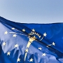 State Flag Indiana - die Flagge besteht aus einer goldenen Fackel, die Freiheit und Aufklärung repräsentiert; die Lichtstrahlen stehen für ihren weitreichenden Einfluss.<br /><br />Die Sterne repräsentieren Indianas Platz als 19. Staat der den USA beitrat – die 13 äußeren Sterne stehen für die ursprünglichen 13 Kolonien, die 5 innerhalb für die nächsten 5 Staaten, und der Einzelne, große Stern über der Fackel für Indiana.