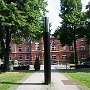 Die Säule war ein Resultat des ersten Bochumer Bildhauersymposiums 1980, in dem ausschließlich der Werkstoff Stahl zur Disposition gestanden hatte.