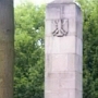 1973 wurde der Kopf des Steinsoldaten, der vor dem Denkmal steht, geklaut. Da kein Lösegeld gezahlt wurde, ist er bis heute nicht mehr aufgetaucht.
