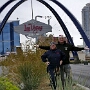 14.03.2025 - neben dem Strat überspannt der Gateway Arch die Grenze zwischen den Stadtteilen Las Vegas und Paradise.