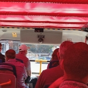 26.9.2022 - 13:22
In der Nähe des Königspalastes, den wir nicht sehen werden, sind 2 Tunnel, bei deren Durchfahrt aus Sicherheitsgründen ein Verdeck zugezogen werden muss. Der Fahrer kommt kurz hoch, macht zu und 10 Minuten später wieder auf. 