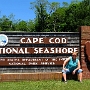 Cape Cod (deutsch Kap Kabeljau) (1.033 km²) ist eine Halbinsel im Südosten von Massachusetts in den USA, die 1914 zur Insel wurde, da ein Kanal gebaut wurde. Die extrem langgestreckte Halbinsel wurde somit vom Festland getrennt, und die Durchfahrt vom »Cape Cod Bay« zum Atlantik erleichtert.<br /><br />Cape Cod bekam seinen Namen im Jahre 1602 durch den englischen Entdecker Bartholomew Gosnold, der beeindruckt war von den Unmengen Kabeljau (englisch Cod) in den Gewässern der Umgebung. 1620 gingen die Pilgerväter im Hafen von Provincetown vor Anker.<br /><br />Heute ist der Fremdenverkehr neben der Fischerei ein wichtiger Wirtschaftsfaktor. Hier befindet sich die Cape Cod National Seashore.<br /><br />Besucht am 16.9.1997 - 1.6.2013
